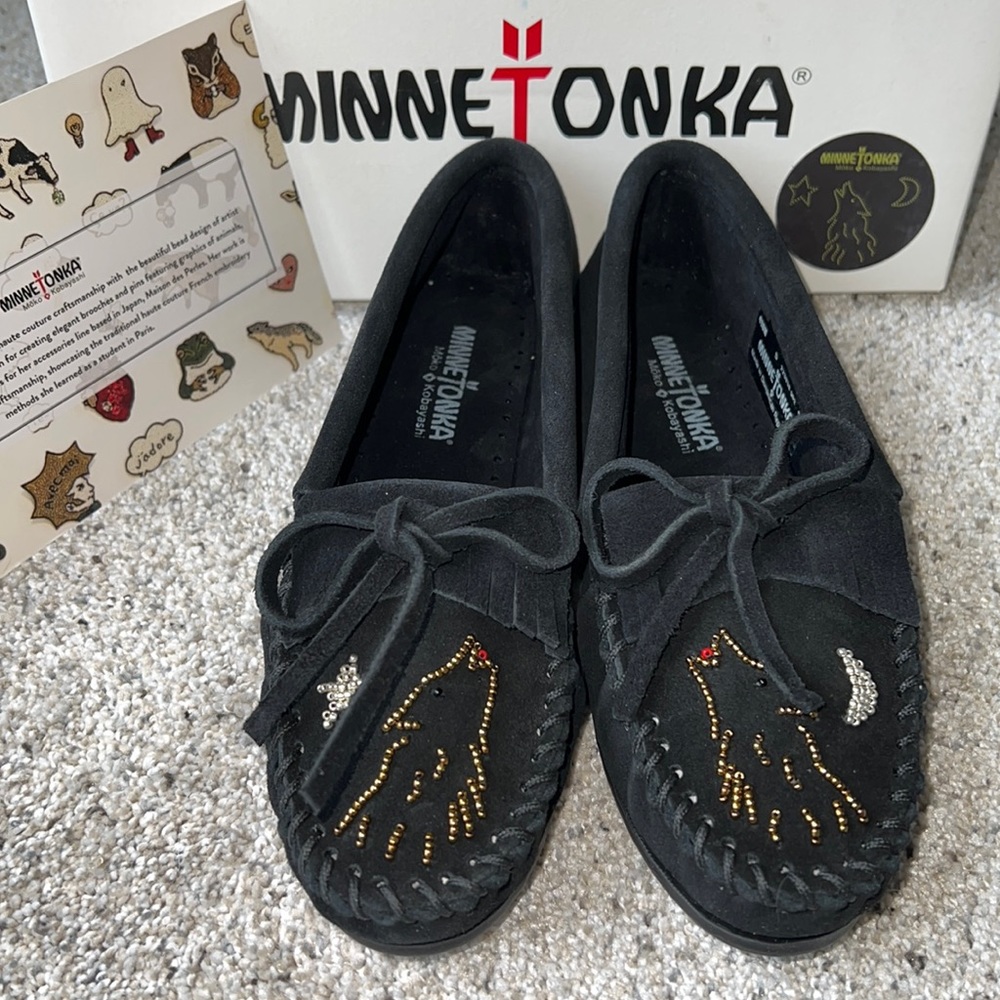 AUTH NIB MINNETONKA MOKO MOC WOLF STAR MOON BLACK